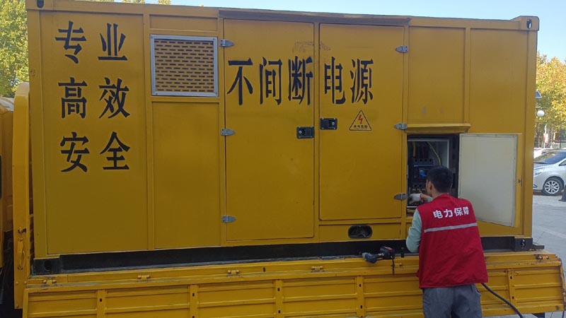 东宁柴油发电机组和UPS电源配合使用时，如何避免切换过程中的电力中断？
